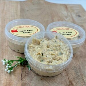 Huisgemaakte oude kaas salade, per 100 gram