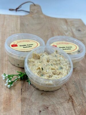 Huisgemaakte oude kaas salade, per 100 gram